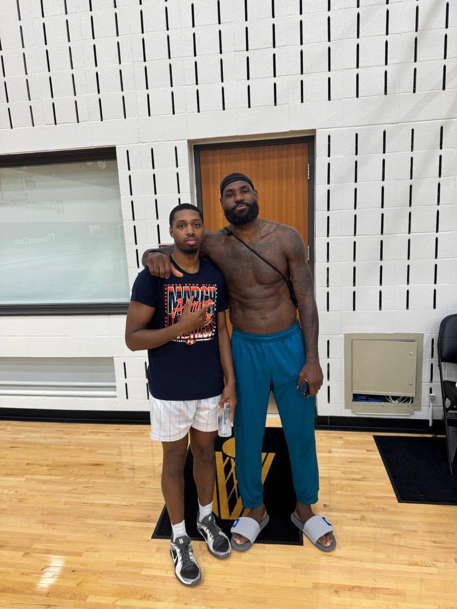 九游官方平台-詹姆斯撇清加盟骑士谣言：每年都回克利夫兰训练，造谣的人太无聊